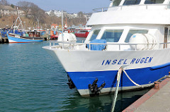 Fahrgastschiff - Ausflugsschiff Insel Rügen im Hafen von Sassnitz - im Hintergrund Fischerboote am Anleger.