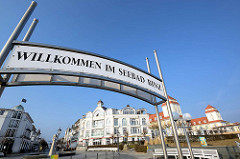 Schild an der Seebrücke - Willkommen im Seebad Binz.