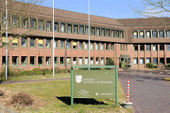 Finanzamt Buchholz in der Nordheide; Verwaltungsgebäude - Architektur der 1970er Jahre.