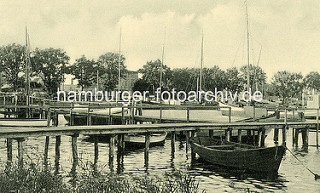 Historisches Motiv vom Hafen in Lauterbach / Insel Rügen - Segelboote liegen am Steg; im Hintergrund der Kai vom Hafen.