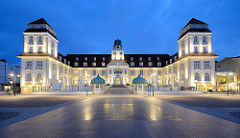 Blaue Stunde, Abend in Binz auf Rügen; Architektur vom Kurhaus an der Strandpromenade. Berliner Bankiers investierten mit der „Ostseebad Binz AG“ in den Ausbau des Seebades und ließen ein Kurhaus bauen, das am 22. Juli 1890 eröffnet wurde; das Gebäud