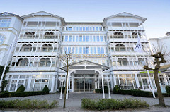 Hotelgebäude im Bäderstil - Hotel Vier Jahreszeiten, geschnitzte Balkonverzierung.