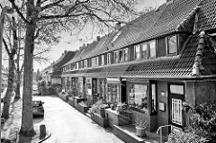 Historische Reihenhäuser im Riemenschneiderstieg in Hamburg Bahrenfeld - die Häuser gehören mit zur Architektur der sogen. Steenkampsiedlung, die als Gartenstadt nach dem ersten Weltkrieg angelegt wurde. Die Steenkampsiedlung entstand in drei Bauabsc