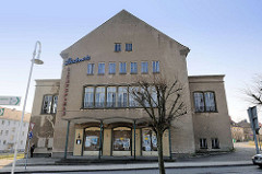 Haus Stubnitz - Lichtspielhaus Sassnitz; leerstehendes Gebäude. Das ehemalige Kinogebäude wurde 1958 in massiver Bauweise errichtet und steht seit 2007 unter Denkmalschutz.