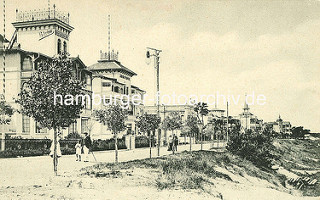 Strandpromenade in Binz auf Rügen / Ostsee - Villa im Stil der Bäderarchitektur - Spaziergänger auf der Promenade.