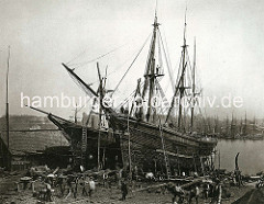 Historischer Aufnahme vom Schiffbau in Hamburg Steinwerder - Holzsegelschiffe liegen auf Kiel, Werftarbeiter.