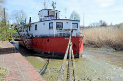 Theaterschiff Batavia in der Wedeler Au.