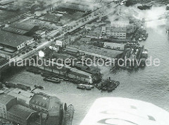 Luftaufnahme der Norderwerft am Reiherstieg in Hamburg Steinwerder - ein Schiff liegt im Schwimmdock; im Hintergrund der Ellerholzdamm und Steinwärder Kanal.