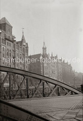 Blick von der Neuerwegsbrücke über den Fleet Hölländischer Brook zur Straße St. Annen. Links der Speicher P mit den Kupferdächern der Winden an der Fassade und im Hintergrund das Verwaltungsgebäude der HHLA sowie der Speicherblock U.