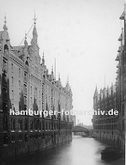 Hamburger Freihafen und die Speicherstadt am Brooksfleet - Blick Richtung Neuerwegsbrücke.