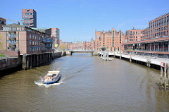 Barkasse mit Hamburg Touristen  während der Hafenrundfahrt im Magdeburger Hafen in der Hafencity - re. die Elbarkaden.