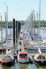 Hamburger Yachthafen in Wedel -  Norddeutschlands größten Yachthafen mit ca. 2000 Liegeplätzen.