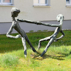 Bronzeskulpturen Tanzende Kinder im Gras - Kunst im Öffentlichen Raum, Stadt Wedel.