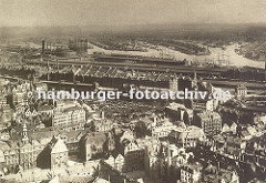 Luftaufnahme von Hamburg - im Binnenhafen in der Bildmitte liegen die Schiffe dicht gedrängt, dahinter die hohe Architektur der Speicher in der Hamburger Speicherstadt. Lang gestreckt liegen die Schuppen an den Kais vom Sandtorhafen und Grasbrook