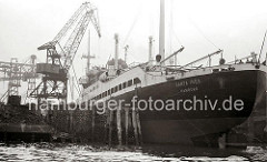 Das neugebaute Kombischiff SANTA INÉS der Reederei HAMBURG SÜD liegt am Ausrüstungskai der Hamburger HOWALDSWERKE AG. Das Motorschiff hat eine Länge von 146m und eine Breite von 18,70m.