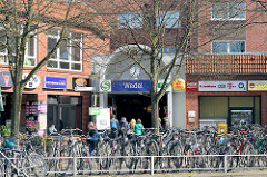 Eingang Bahnhof Wedel - abgestellte Fahrräder.