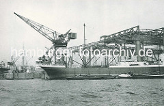 Werft Blohm & Voss in Hamburg - Helgen und Werftkran; Frachtschiff am Reparaturkai.