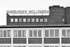 Verwaltungsgebäude in Hamburg Rothenburgsort - Brandshofer Deich; Schild Hamburger Wollfabrik - Industriearchitektur am Billehafen.