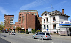 Alte und Neu, gegensätzliche Architektur - Architekturstil Gründerzeit, Villa - modernes Geschäftsgebäude in der Strasse Rosengarten in Wedel.