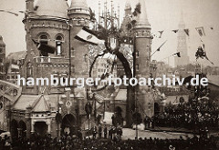 die Einweihung vom ersten Bauabschnitt der Hamburger Speicherstadt fand am 29. Oktober 1888 unter Anwesenheit Kaiser Wilhelm II statt. Der symbolische Schlussstein wurde an der Brooksbrücke gesetzt, die zu diesem Anlass mit Fahnen und Girlanden.