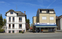 Wohnhäuser mit Geschäftsräumen - historische Gründerzeitvilla / Gebäude mit gelber Klinkerfassade; alt + neu, Architekturgegensätze.