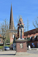 Marktplatz von Wedel mit Roland und Kirchturm der Wedeler Immanuelkirche.