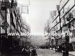 Blick in den Brook ca. 1880 -. durch den Zollanschluss Hamburgs 1888 an Preußen entstand in diesem Gebiet der Hamburger Freihafen - ca. 20 000 Menschen, die hier lebten mussten umgesiedelt werden - die Wohn- und Lagerhäuser wurden abgerissen.