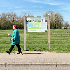 Informationstafel über den Regionalpark Wedeler Au.