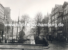 Blick über den historischen Holländischen Brook ca. 1880; dicht gedrängt stehen die Fachwerkhäuser und Lagerhäuser am Fleet. In diesem intakten Wohn- und Arbeitsviertel Hamburgs lebten ca. 20 000 Menschen.