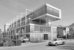 Modernes Verwaltungsgebäude - historisches Wohnhaus; Rosengarten / Wedel.