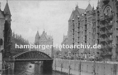 Backsteinarchitektur der Hamburger Speicherstadt - mit den unter den Giebeln angebrachten Winden wird die gelagerte Ware von den unterschiedlichen Böden zu den auf der Strasse wartenden Pferdewagen transportiert.