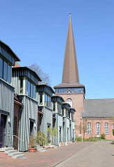Wohnhäuser, Reihenhäuser; Kirchturm der Immanuelkirche in Wedel.