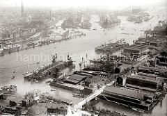historisches Luftbild von Hamburg; im Vordergrund lks. unten das Kuppelgebäude vom Eingang des St. Pauli Elbtunnels und eine Wassertreppe zum Anleger der Hafenfähren auf Steinwerder. Hinter dem Fährkanal das Gelände der Stülkenwerft.