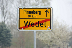 Schild Ortsende Wedel - Pinneberg 10 km.