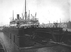 Schwimmdock, Elbdock der Hamburger Werft Blohm + Voss; der Dampfer Cäcilie ist eingedockt.