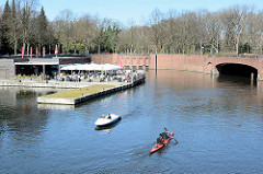 Erweiterung des alten Anlegers an der Stadthallenbrücke beim Stadtpark in HH-Winterhude - Restaurant und Cafe am Wasser vom Goldbekkanal, Stadthallenbrücke.