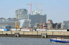 Architektur der Hafencity Hamburg - Unilevergebäude, Marco Polo Tower und Elbphilharmonie; im Vordergrund der Strandkai / Chicagokai - Kreuzfahrt Terminal Hafencity.