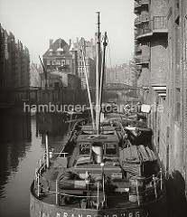 Blick von der Poggenmühlenbrücke auf die Fleete der Hamburger Speicherstadt. Links liegt das Holländische Brooks Fleet mit den Speichern x und V sowie rechts das Wandrahmsfleet mit dem Speichergebäude W.