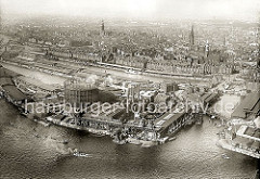 Luftaufnahme von dem Gaswerk auf dem Grasbrook ca. 1930; rechts der Magdeburger Hafen mit seinen Fruchtschuppen und am unteren rechten Bildrand die Einfahrt zum Baakenhafen. Auf der linken Bildseite die Kaianlagen am Strandhafen.