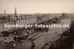 Blick vom Kaispeicher A über den Sandtorhafen zur Hamburger Speicherstadt - dicht gedrängt liegen die Schiffe am Sandthorkai - die Frachter werden entladen, Schuten und Binnenschiffe übernehmen die Ladung und transportieren sie weiter.