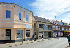 Wohnhäuser - Geschäftshäuser, unterschiedlich gestaltete Hausfassaden; Mühlenstrasse / Wedel.