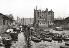 Blick von der Baakenbrücke auf den Magdeburger Hafen - Schuten und Binnenschiffe liegen am Kai unter den Winden der Fruchtschuppen. Am Bug eines der Lastkähne ist das Logo der Hamburg - Südamerikanische Dampfschifffahrts-Gesellschaft H.S.D.G.
