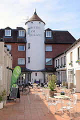 Cafe im Hinterhof - Turmgebäude eines Hotels, Wedel.