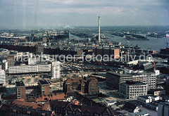 Blick über den Hamburger Binnenhafen Richtung Speicherstadt und Hamburger Freihafen. In der Bildmitte der Schornstein des HEW Kraftwerk Hafen und lks. das Hamburger Gaswerk auf dem Grasbrook.