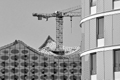 Baukran und Dach der Elbphilharmonie im Hamburger Stadtteil Hafencity - Schwarz Weiss Fotografie.