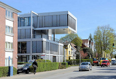 Modernes Verwaltungsgebäude - historische Wohnhäuser; Rosengarten / Wedel.