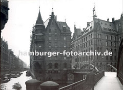Blick von der Neuerwegsbrücke zum Speicherblock G, rechts ist ein Ausschnitt vom Speicherblock H zu erkennen. dicht gedrängt liegen die Schuten im Fleet und werden gelöscht oder beladen - eine Barkasse in Fahrt Richtung St. Annenbrücke.