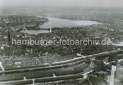 Luftaufnahme ca. 1930; ganz im Vordergrund ist ein Ausschnitt vom Grasbrookhafen mit den Lagerschuppen des Dalmannkais zu erkennen.  Dahinter der Sandtorhafen mit den Schuppen am Sandtorkai, die sich bis zur Brooktorschleuse hinziehen.