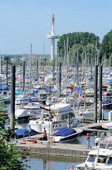 Hamburger Yachthafen in Wedel -  Norddeutschlands größten Yachthafen mit ca. 2000 Liegeplätzen.
