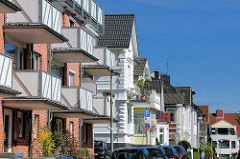 Balkons und Hausfassaden unterschiedlicher Baustile - Architektur in Wedel / Holstein.